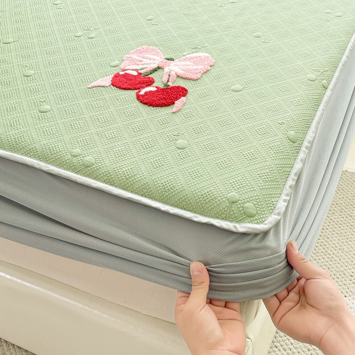 91家纺网 家纺一手货源 找家纺 恋佳居2025新款A类乙伦PE凉豆豆毛巾绣床笠冰丝席（床笠款） 樱桃—绿