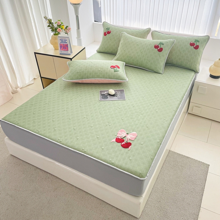 91家纺网 家纺一手货源 找家纺 恋佳居2025新款A类乙伦PE凉豆豆毛巾绣床笠冰丝席（床笠款） 樱桃—绿