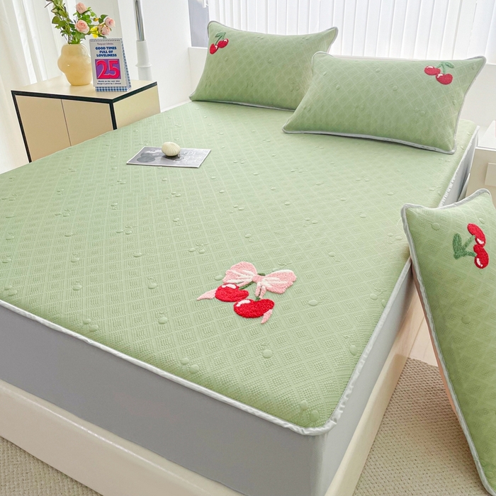 91家纺网 家纺一手货源 找家纺 恋佳居2025新款A类乙伦PE凉豆豆毛巾绣床笠冰丝席（床笠款） 樱桃—绿