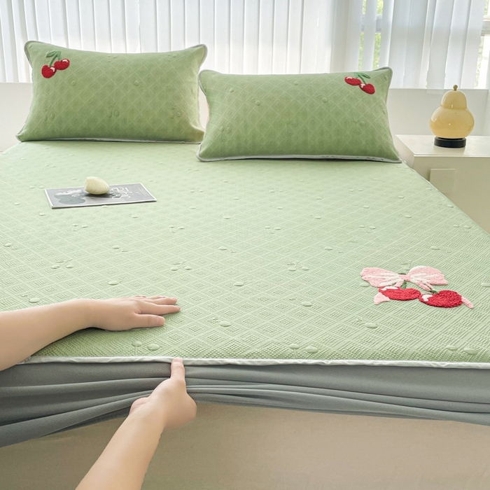 91家纺网 家纺一手货源 找家纺 恋佳居2025新款A类乙伦PE凉豆豆毛巾绣床笠冰丝席（床笠款） 樱桃—绿
