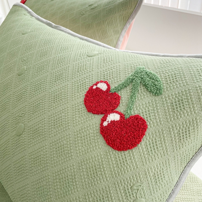 91家纺网 家纺一手货源 找家纺 恋佳居2025新款A类乙伦PE凉豆豆毛巾绣床笠冰丝席（床笠款） 樱桃—绿