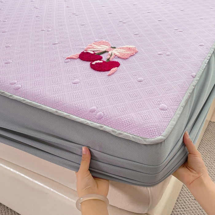 91家纺网 家纺一手货源 找家纺 恋佳居2025新款A类乙伦PE凉豆豆毛巾绣床笠冰丝席（床笠款） 樱桃—紫