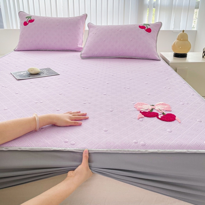 91家纺网 家纺一手货源 找家纺 恋佳居2025新款A类乙伦PE凉豆豆毛巾绣床笠冰丝席（床笠款） 樱桃—紫