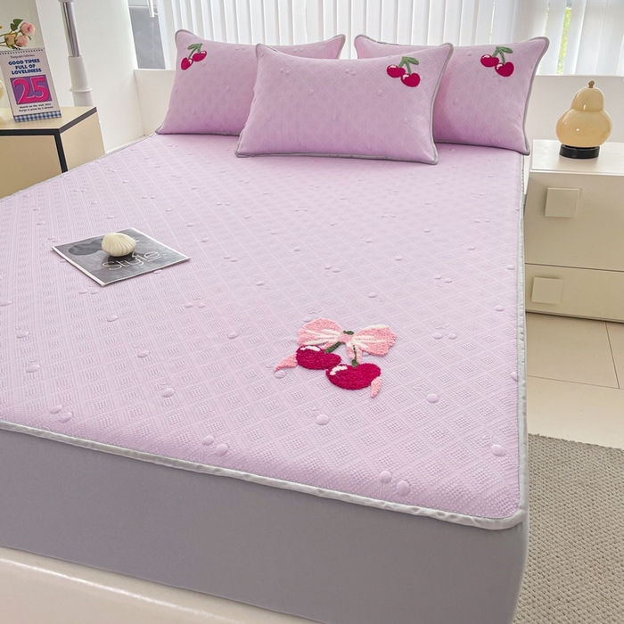 91家纺网 家纺一手货源 找家纺 恋佳居2025新款A类乙伦PE凉豆豆毛巾绣床笠冰丝席（床笠款） 樱桃—紫