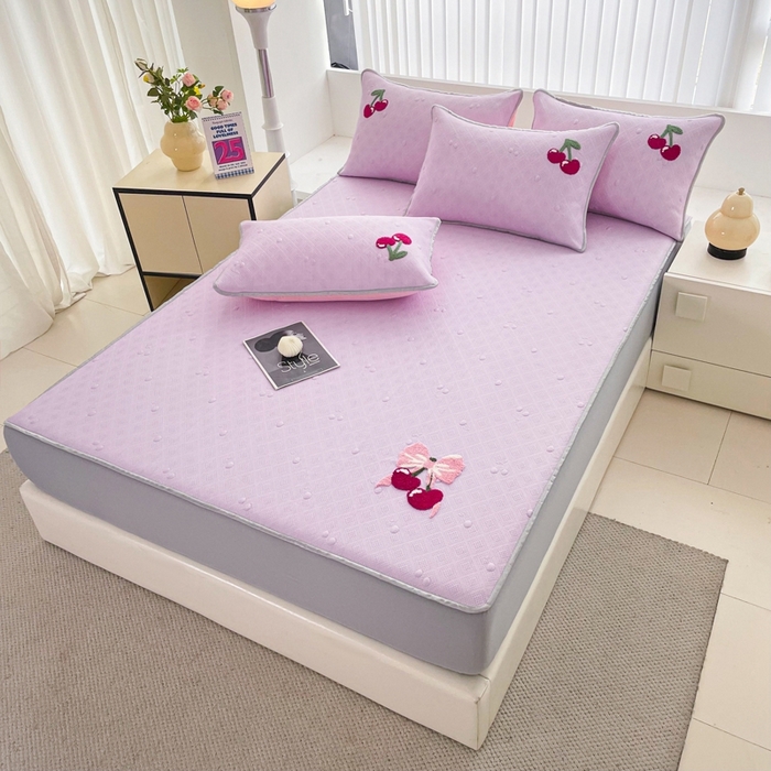 91家纺网 家纺一手货源 找家纺 恋佳居2025新款A类乙伦PE凉豆豆毛巾绣床笠冰丝席（床笠款） 樱桃—紫