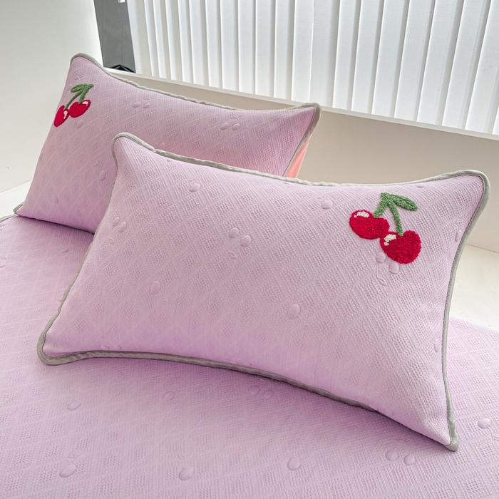 91家纺网 家纺一手货源 找家纺 恋佳居2025新款A类乙伦PE凉豆豆毛巾绣床笠冰丝席（床笠款） 樱桃—紫