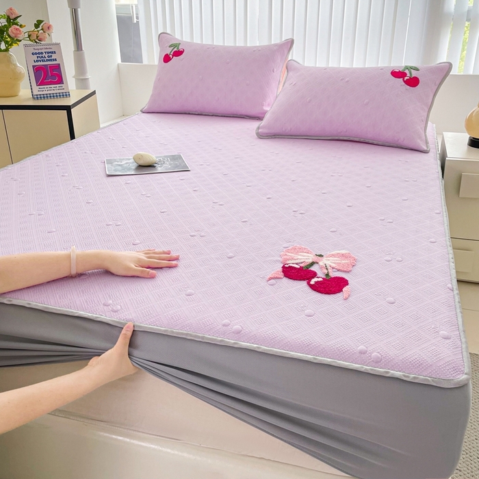 91家纺网 家纺一手货源 找家纺 恋佳居2025新款A类乙伦PE凉豆豆毛巾绣床笠冰丝席（床笠款） 樱桃—紫