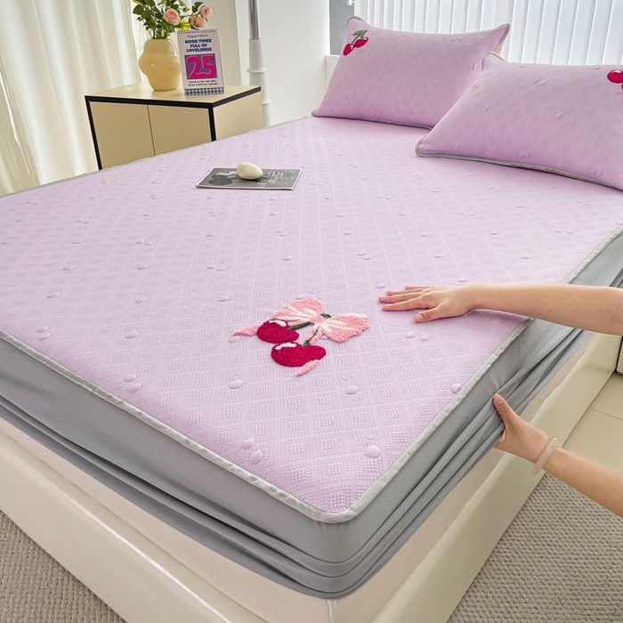91家纺网 家纺一手货源 找家纺 恋佳居2025新款A类乙伦PE凉豆豆毛巾绣床笠冰丝席（床笠款） 樱桃—紫