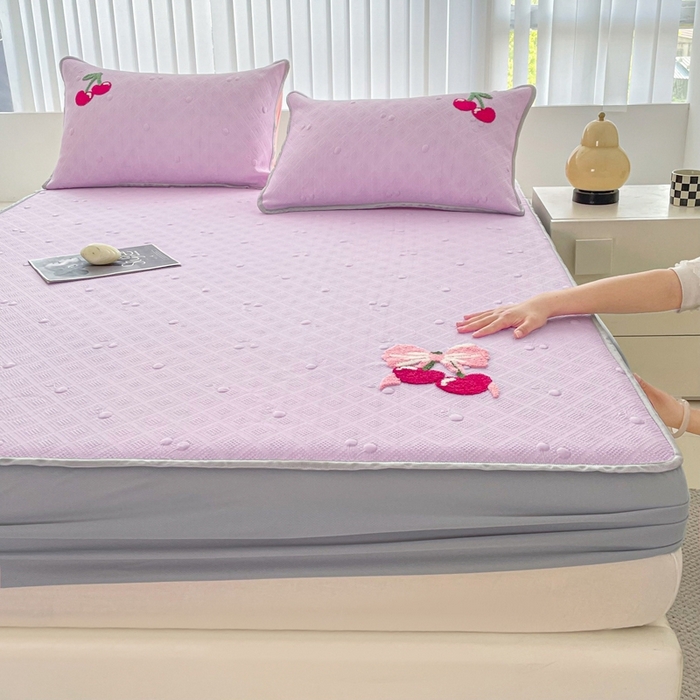 91家纺网 家纺一手货源 找家纺 恋佳居2025新款A类乙伦PE凉豆豆毛巾绣床笠冰丝席（床笠款） 樱桃—紫