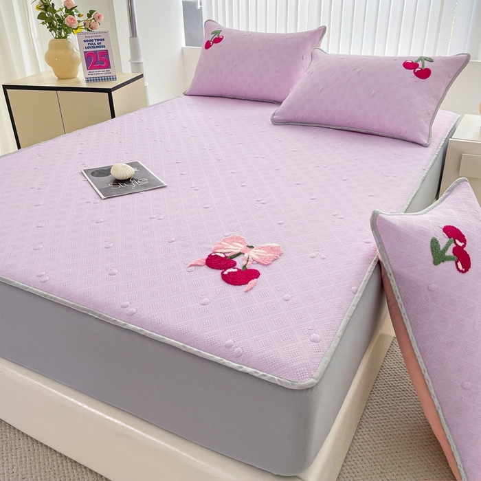 91家纺网 家纺一手货源 找家纺 恋佳居2025新款A类乙伦PE凉豆豆毛巾绣床笠冰丝席（床笠款） 樱桃—紫