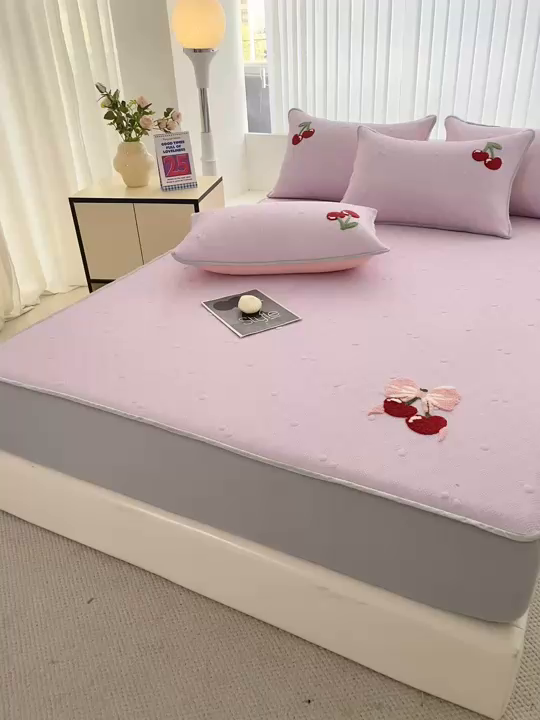 91家纺网 家纺一手货源 找家纺 恋佳居2025新款A类乙伦PE凉豆豆毛巾绣床笠冰丝席（床笠款） 樱桃—紫