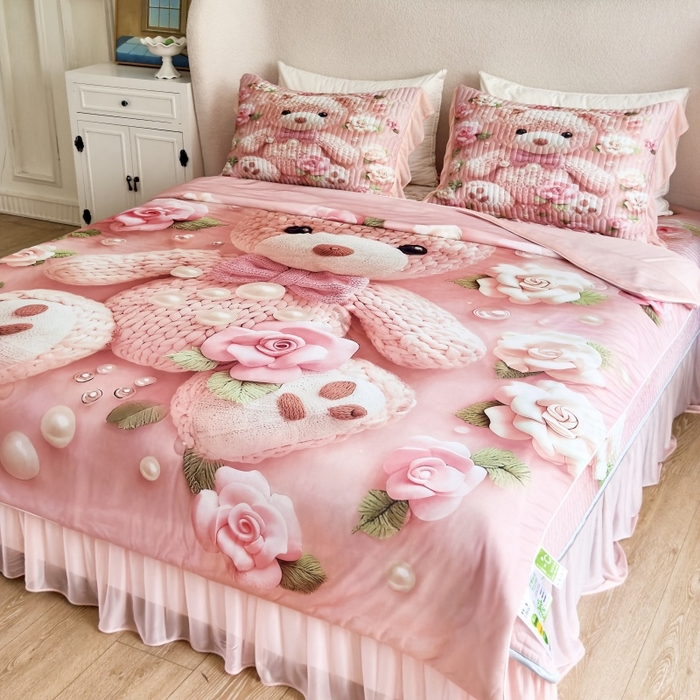 91家纺网 家纺一手货源 找家纺 苹果星家纺 2025新款5D数码印花凉干丝床裙床盖凉席夏被四件套 爱心熊