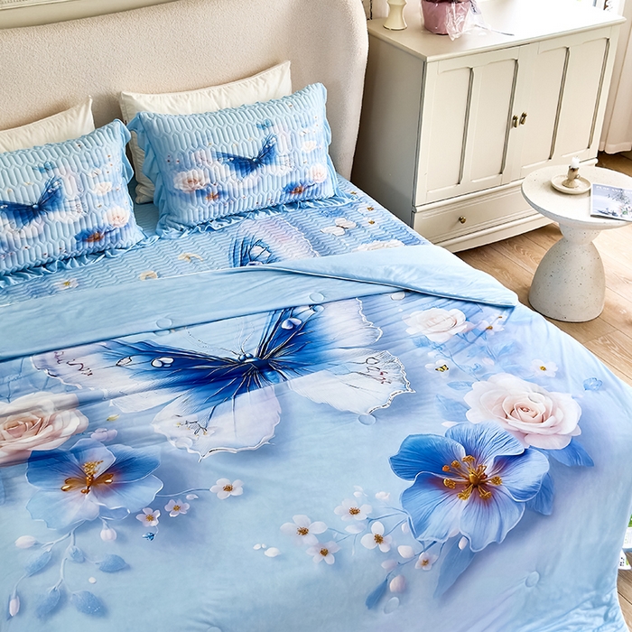 91家纺网 家纺一手货源 找家纺 苹果星家纺 2025新款5D数码印花凉干丝床裙床盖凉席夏被四件套 蓝蝶