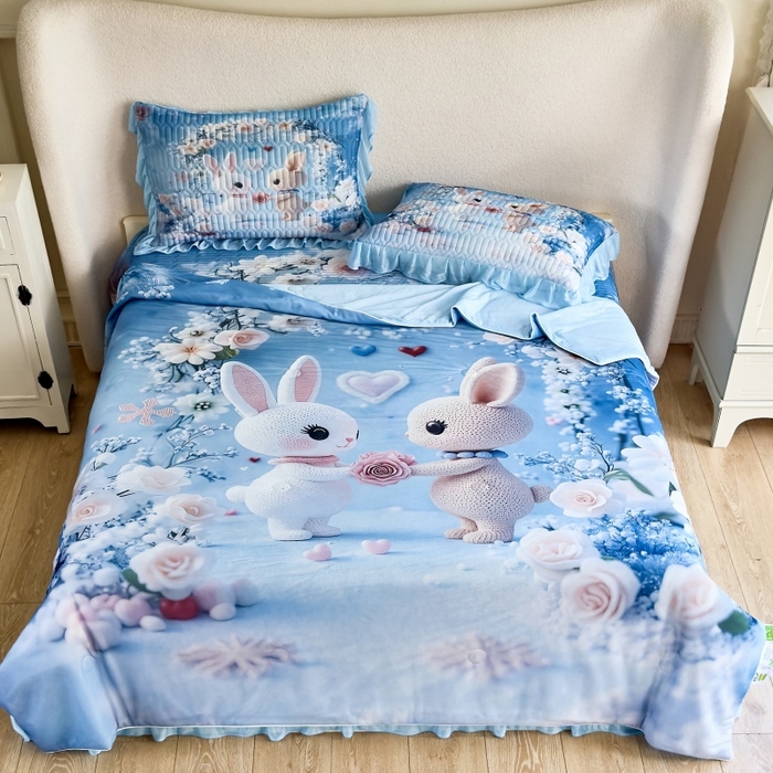 91家纺网 家纺一手货源 找家纺 苹果星家纺 2025新款5D数码印花凉干丝床裙床盖凉席夏被四件套 萌兔