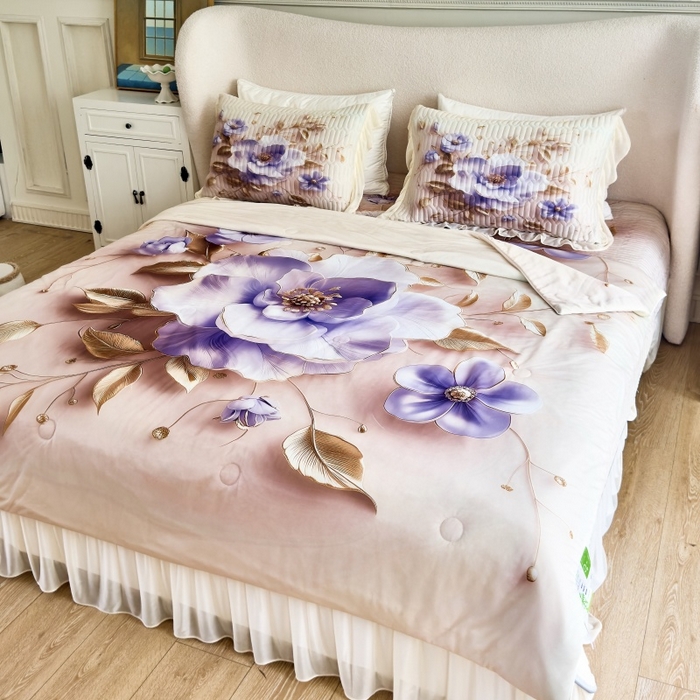 91家纺网 家纺一手货源 找家纺 苹果星家纺 2025新款5D数码印花凉干丝床裙床盖凉席夏被四件套 紫韵粉黛