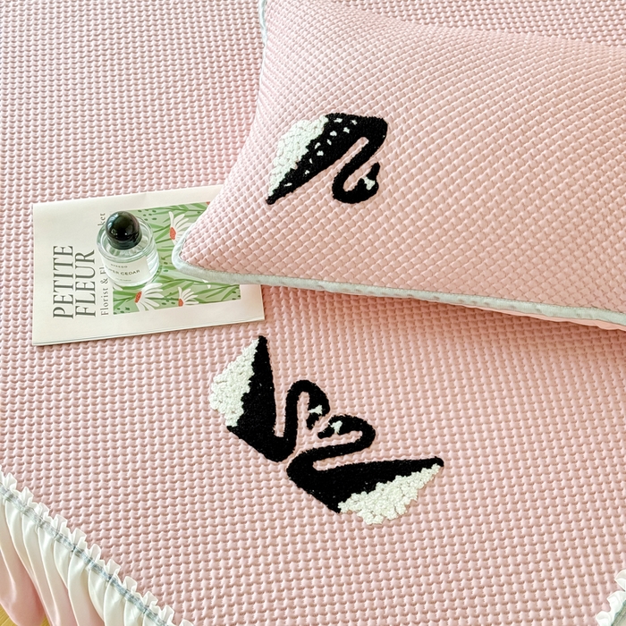 91家纺网 家纺一手货源 找家纺 恋佳居2025新款A类乙伦PE凉豆豆毛巾绣仙女风冰丝席 比翼双飞—粉