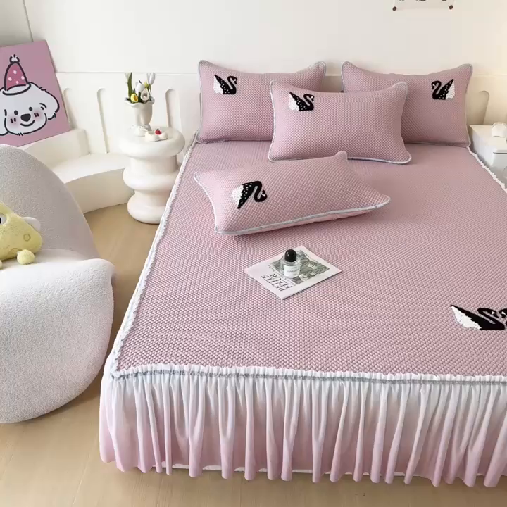 91家纺网 家纺一手货源 找家纺 恋佳居2025新款A类乙伦PE凉豆豆毛巾绣仙女风冰丝席 比翼双飞—粉