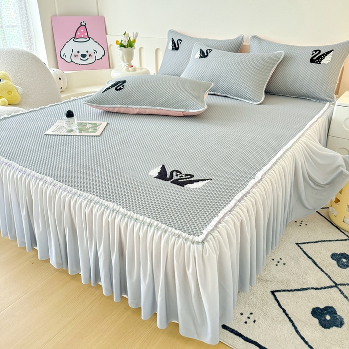 91家纺网 家纺一手货源 找家纺 恋佳居2025新款A类乙伦PE凉豆豆毛巾绣仙女风冰丝席 比翼双飞—灰