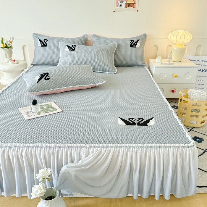 91家纺网 家纺一手货源 找家纺 恋佳居2025新款A类乙伦PE凉豆豆毛巾绣仙女风冰丝席 比翼双飞—灰