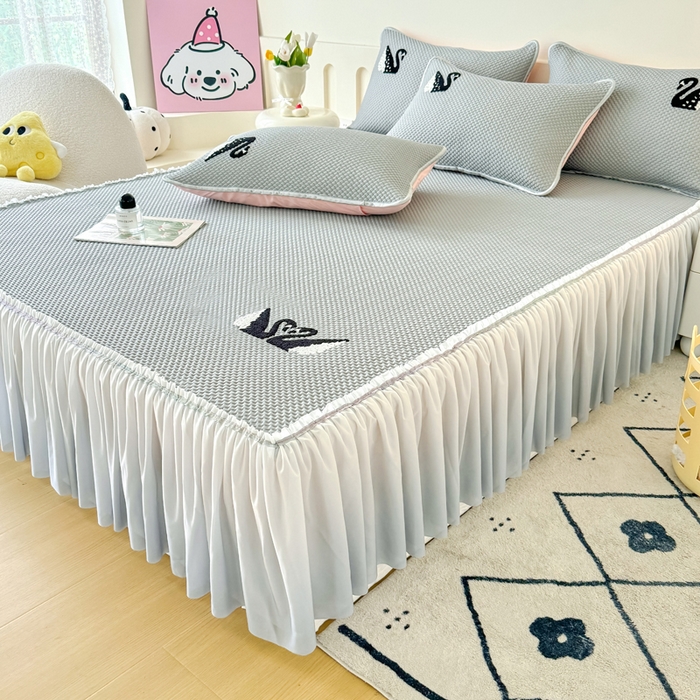 91家纺网 家纺一手货源 找家纺 恋佳居2025新款A类乙伦PE凉豆豆毛巾绣仙女风冰丝席 比翼双飞—灰