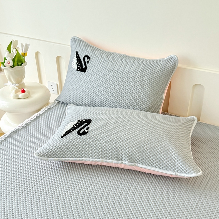 91家纺网 家纺一手货源 找家纺 恋佳居2025新款A类乙伦PE凉豆豆毛巾绣仙女风冰丝席 比翼双飞—灰