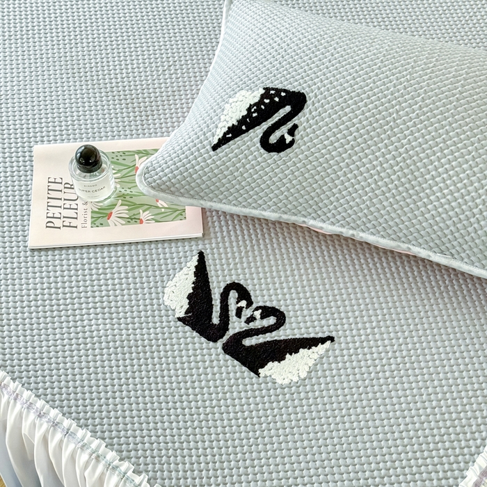 91家纺网 家纺一手货源 找家纺 恋佳居2025新款A类乙伦PE凉豆豆毛巾绣仙女风冰丝席 比翼双飞—灰