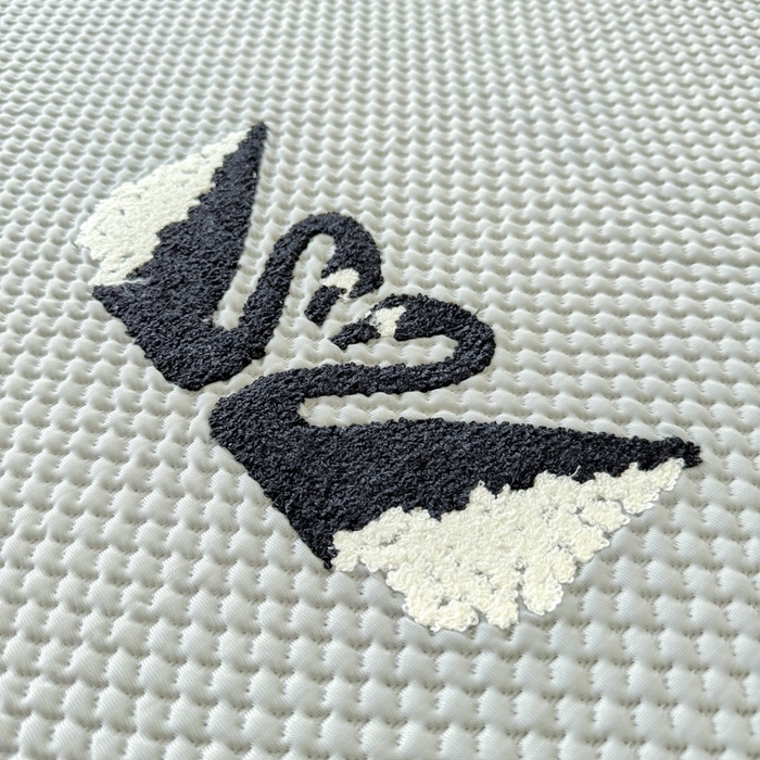 91家纺网 家纺一手货源 找家纺 恋佳居2025新款A类乙伦PE凉豆豆毛巾绣仙女风冰丝席 比翼双飞—灰