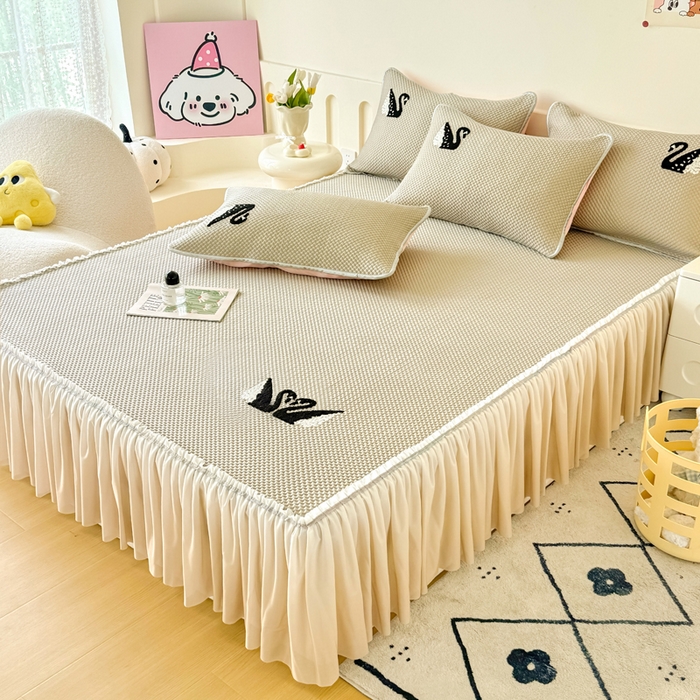 91家纺网 家纺一手货源 找家纺 恋佳居2025新款A类乙伦PE凉豆豆毛巾绣仙女风冰丝席 比翼双飞—卡其