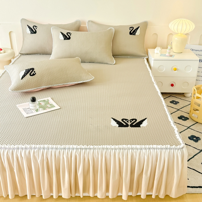 91家纺网 家纺一手货源 找家纺 恋佳居2025新款A类乙伦PE凉豆豆毛巾绣仙女风冰丝席 比翼双飞—卡其