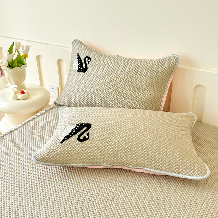 91家纺网 家纺一手货源 找家纺 恋佳居2025新款A类乙伦PE凉豆豆毛巾绣仙女风冰丝席 比翼双飞—卡其