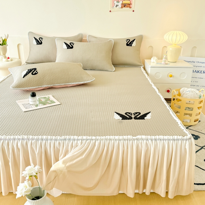 91家纺网 家纺一手货源 找家纺 恋佳居2025新款A类乙伦PE凉豆豆毛巾绣仙女风冰丝席 比翼双飞—卡其