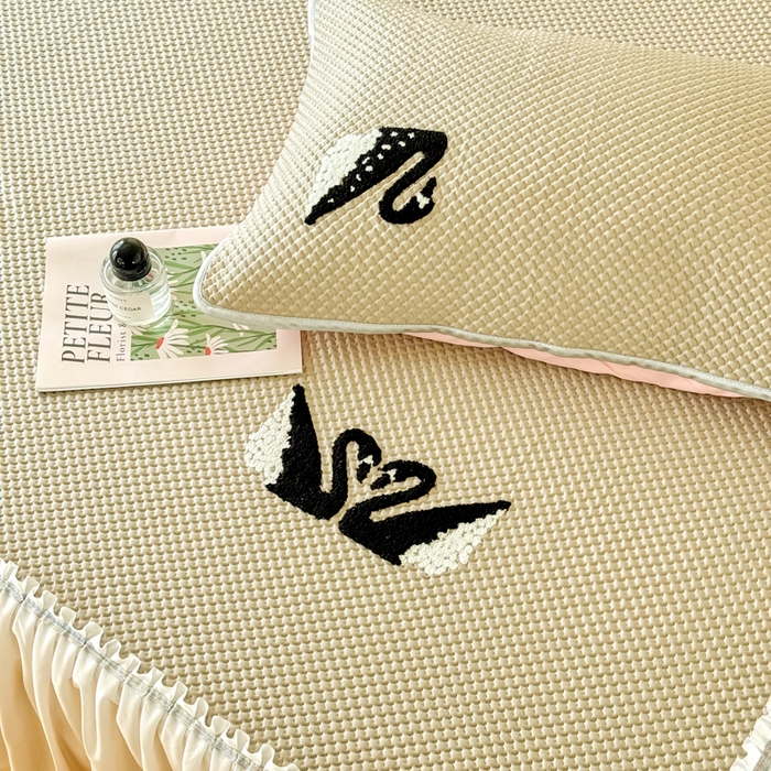 91家纺网 家纺一手货源 找家纺 恋佳居2025新款A类乙伦PE凉豆豆毛巾绣仙女风冰丝席 比翼双飞—卡其