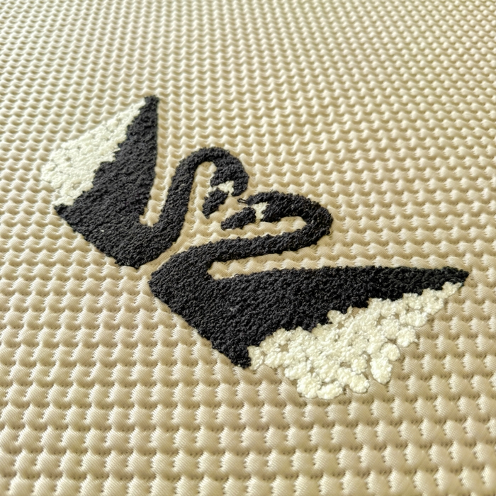 91家纺网 家纺一手货源 找家纺 恋佳居2025新款A类乙伦PE凉豆豆毛巾绣仙女风冰丝席 比翼双飞—卡其