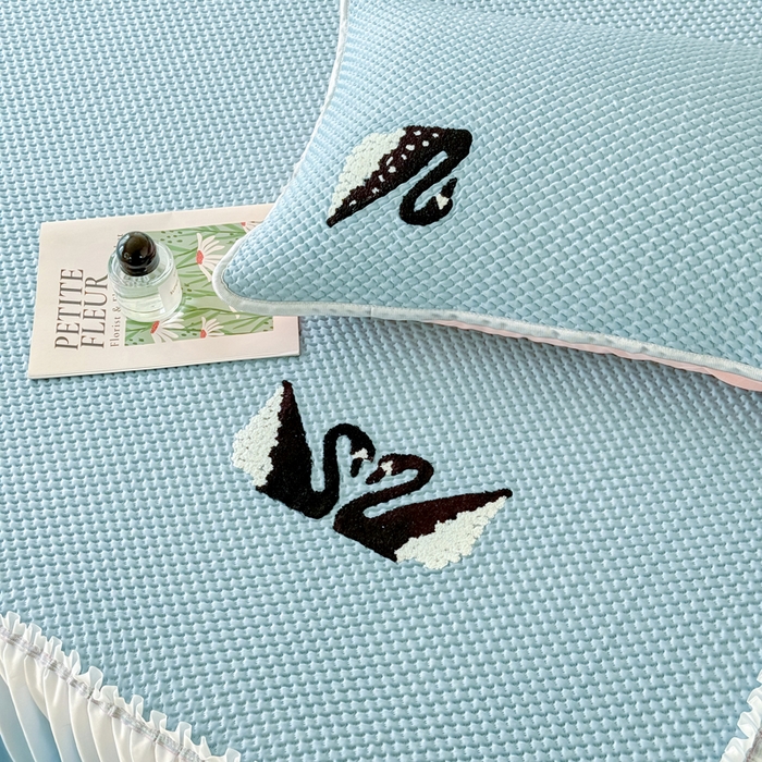 91家纺网 家纺一手货源 找家纺 恋佳居2025新款A类乙伦PE凉豆豆毛巾绣仙女风冰丝席 比翼双飞—蓝