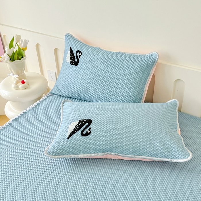 91家纺网 家纺一手货源 找家纺 恋佳居2025新款A类乙伦PE凉豆豆毛巾绣仙女风冰丝席 比翼双飞—蓝