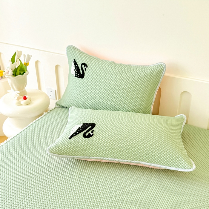 91家纺网 家纺一手货源 找家纺 恋佳居2025新款A类乙伦PE凉豆豆毛巾绣仙女风冰丝席 比翼双飞—绿