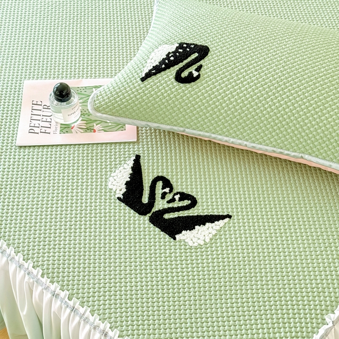 91家纺网 家纺一手货源 找家纺 恋佳居2025新款A类乙伦PE凉豆豆毛巾绣仙女风冰丝席 比翼双飞—绿