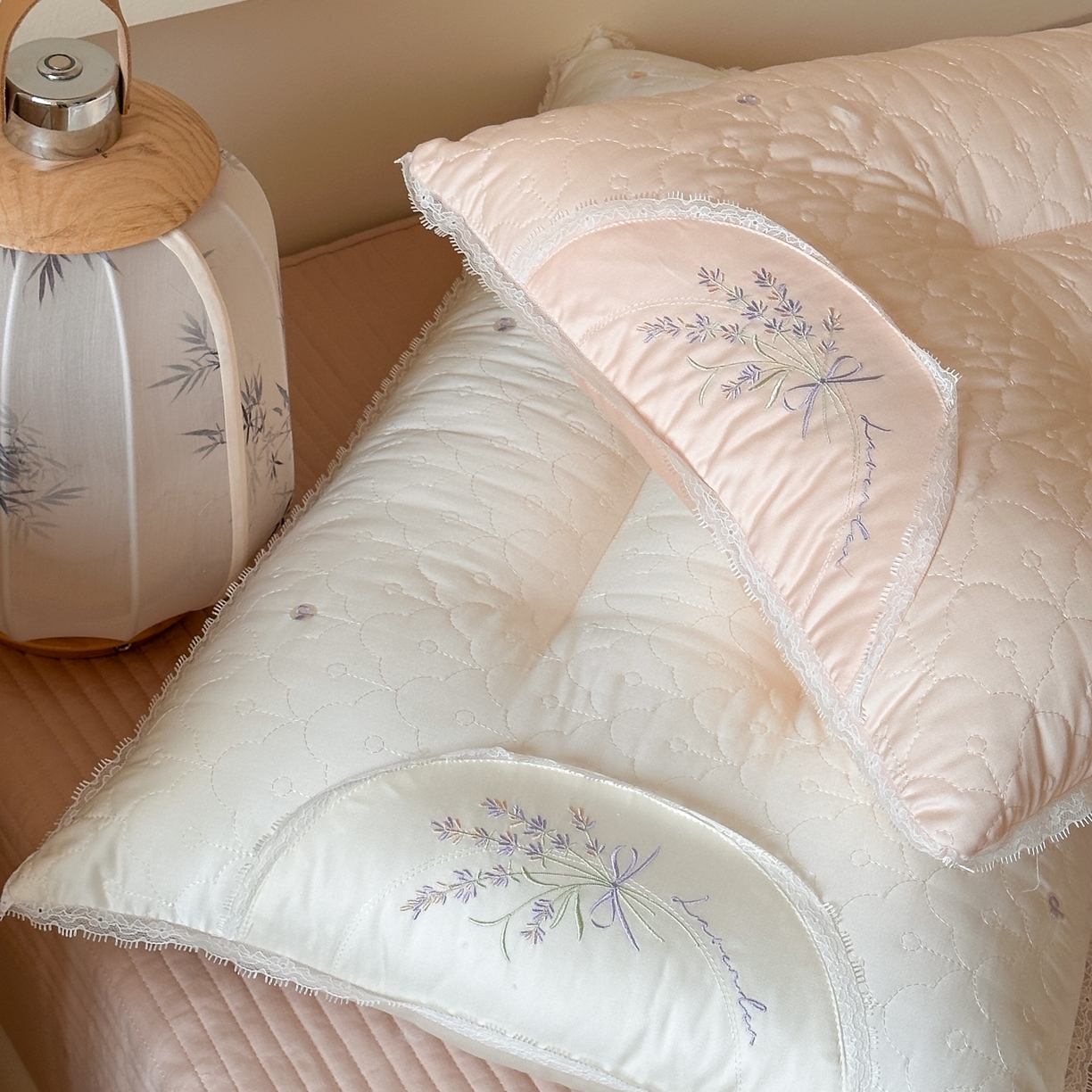 91家纺网 家纺一手货源 找家纺 伟邦枕芯 2025新款韩式薰衣草护颈枕枕头枕芯 组合图仅做展示 48x74cm/只