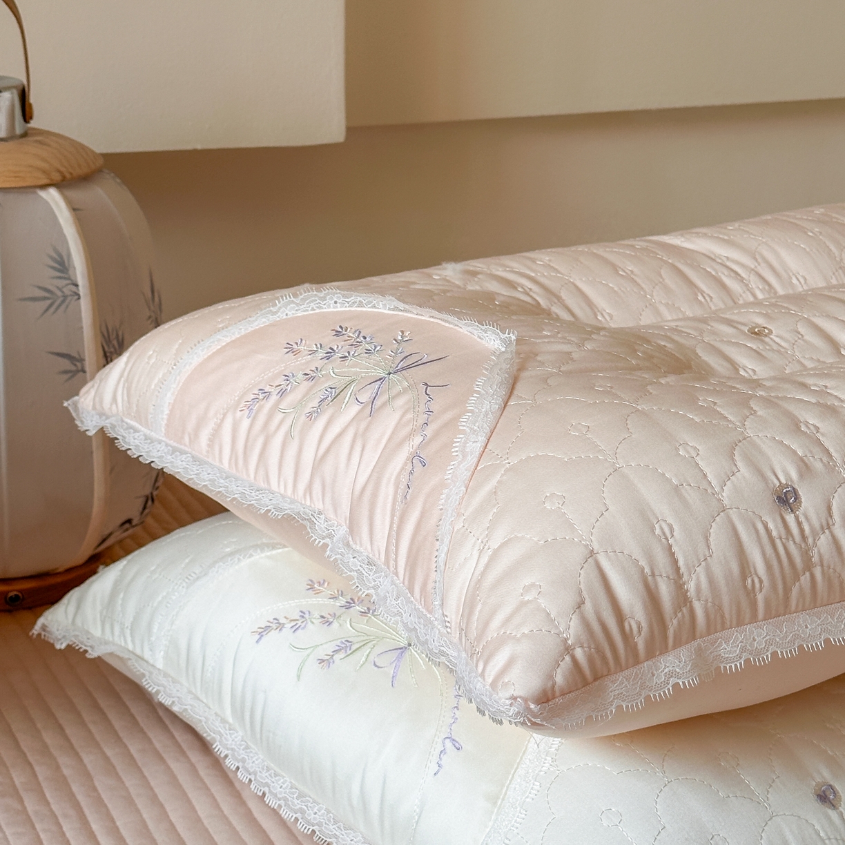 91家纺网 家纺一手货源 找家纺 伟邦枕芯 2025新款韩式薰衣草护颈枕枕头枕芯 组合图仅做展示 48x74cm/只