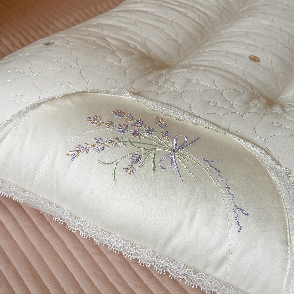 91家纺网 家纺一手货源 找家纺 伟邦枕芯 2025新款韩式薰衣草护颈枕枕头枕芯 白色 48x74cm/只