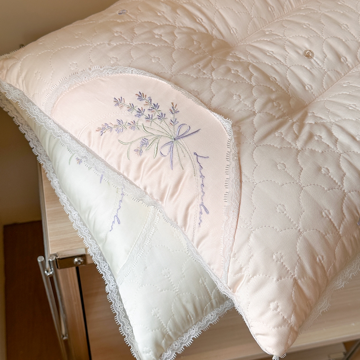 91家纺网 家纺一手货源 找家纺 伟邦枕芯 2025新款韩式薰衣草护颈枕枕头枕芯 组合图仅做展示 48x74cm/只