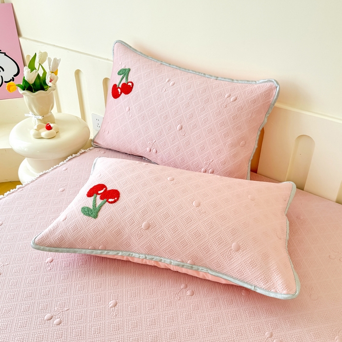 91家纺网 家纺一手货源 找家纺 恋佳居2025新款A类乙伦PE凉豆豆毛巾绣仙女风冰丝席 樱桃—粉