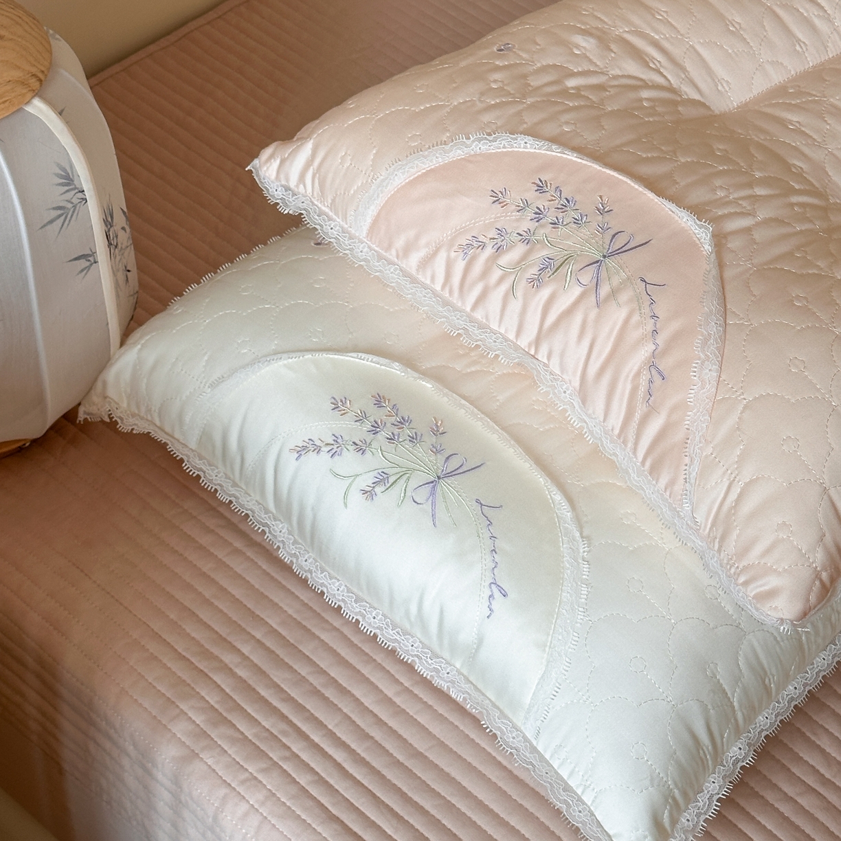 91家纺网 家纺一手货源 找家纺 伟邦枕芯 2025新款韩式薰衣草护颈枕枕头枕芯 组合图仅做展示 48x74cm/只