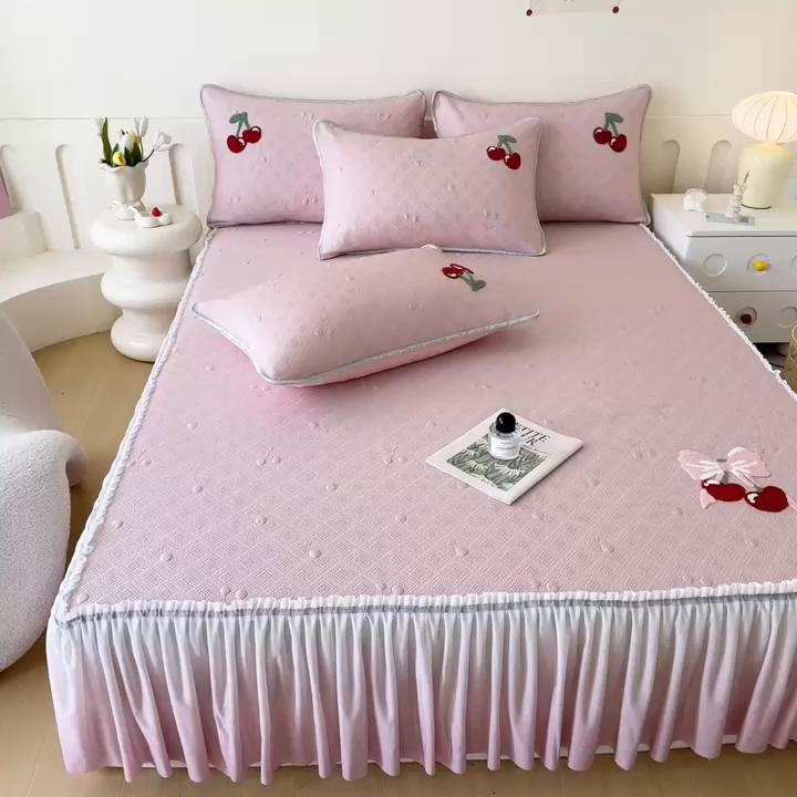 91家纺网 家纺一手货源 找家纺 恋佳居2025新款A类乙伦PE凉豆豆毛巾绣仙女风冰丝席 樱桃—粉