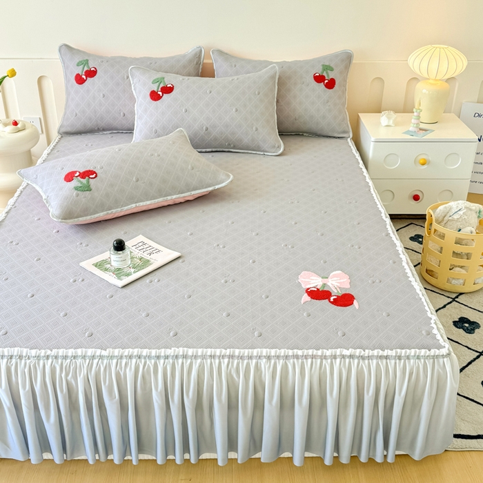 91家纺网 家纺一手货源 找家纺 恋佳居2025新款A类乙伦PE凉豆豆毛巾绣仙女风冰丝席 樱桃—灰