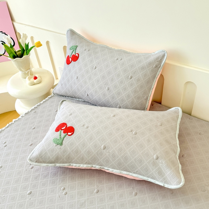 91家纺网 家纺一手货源 找家纺 恋佳居2025新款A类乙伦PE凉豆豆毛巾绣仙女风冰丝席 樱桃—灰