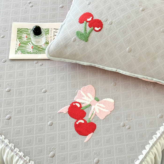 91家纺网 家纺一手货源 找家纺 恋佳居2025新款A类乙伦PE凉豆豆毛巾绣仙女风冰丝席 樱桃—灰