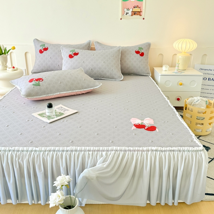 91家纺网 家纺一手货源 找家纺 恋佳居2025新款A类乙伦PE凉豆豆毛巾绣仙女风冰丝席 樱桃—灰