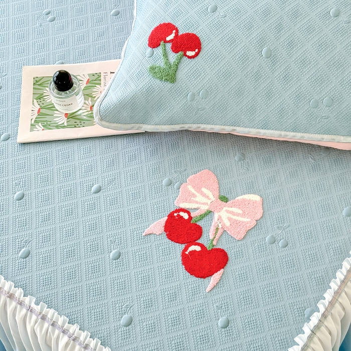 91家纺网 家纺一手货源 找家纺 恋佳居2025新款A类乙伦PE凉豆豆毛巾绣仙女风冰丝席 樱桃—蓝