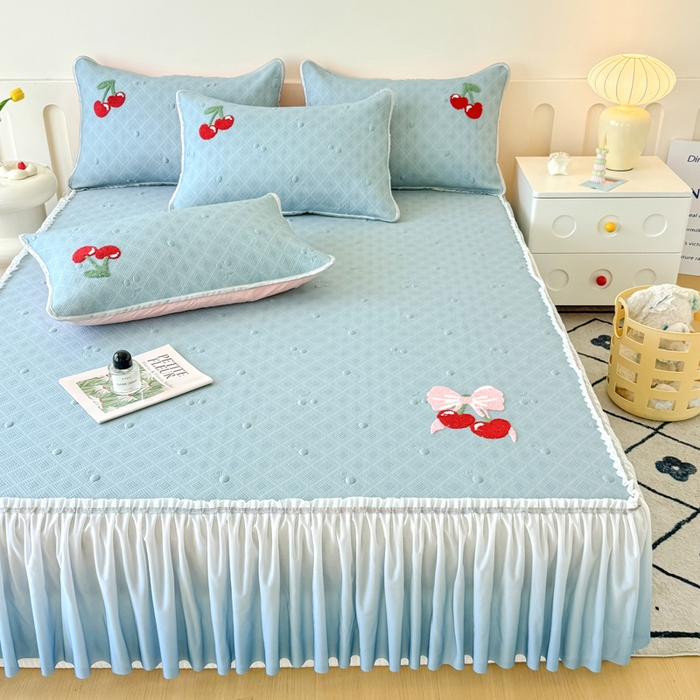 91家纺网 家纺一手货源 找家纺 恋佳居2025新款A类乙伦PE凉豆豆毛巾绣仙女风冰丝席 樱桃—蓝